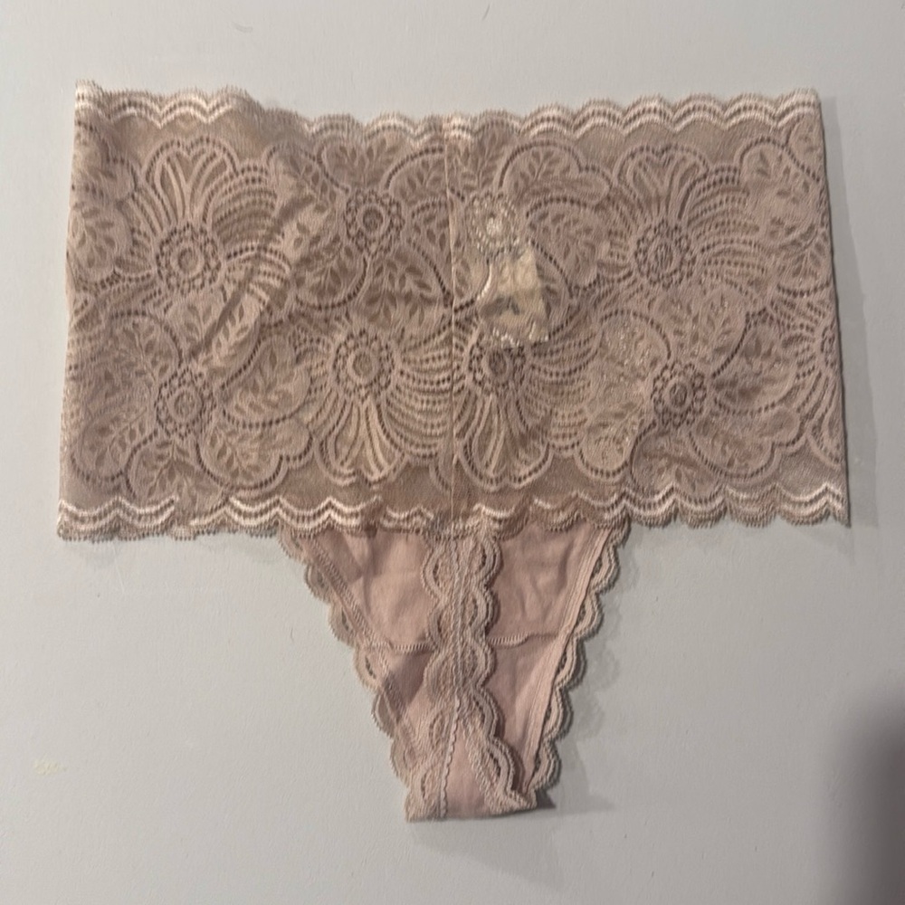 [Aerie] NWT Festive Lace Thong
Underwear - Picture 4 of 6